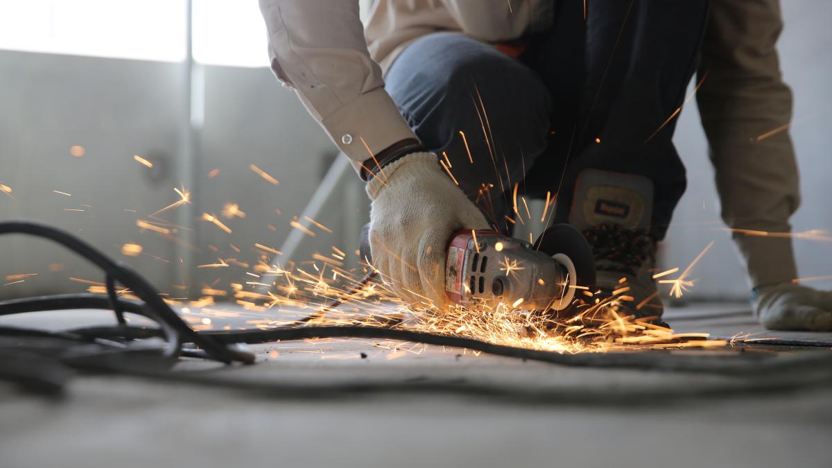 construction worker using a saw