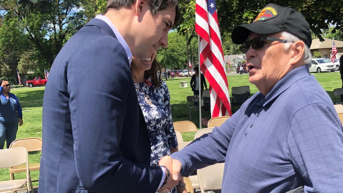 Rep. Harder shaking veterans hand